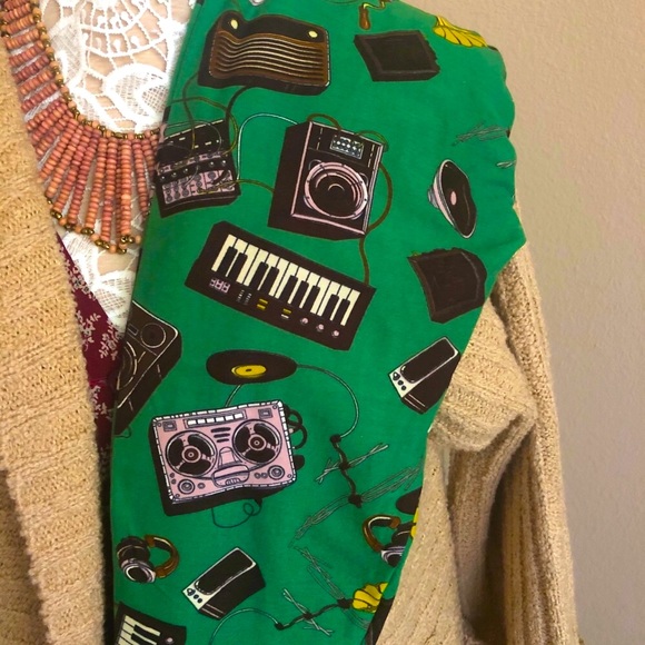 OS Lularoe instrument leggings! Kelly green 💚💚 - Picture 2 of 3